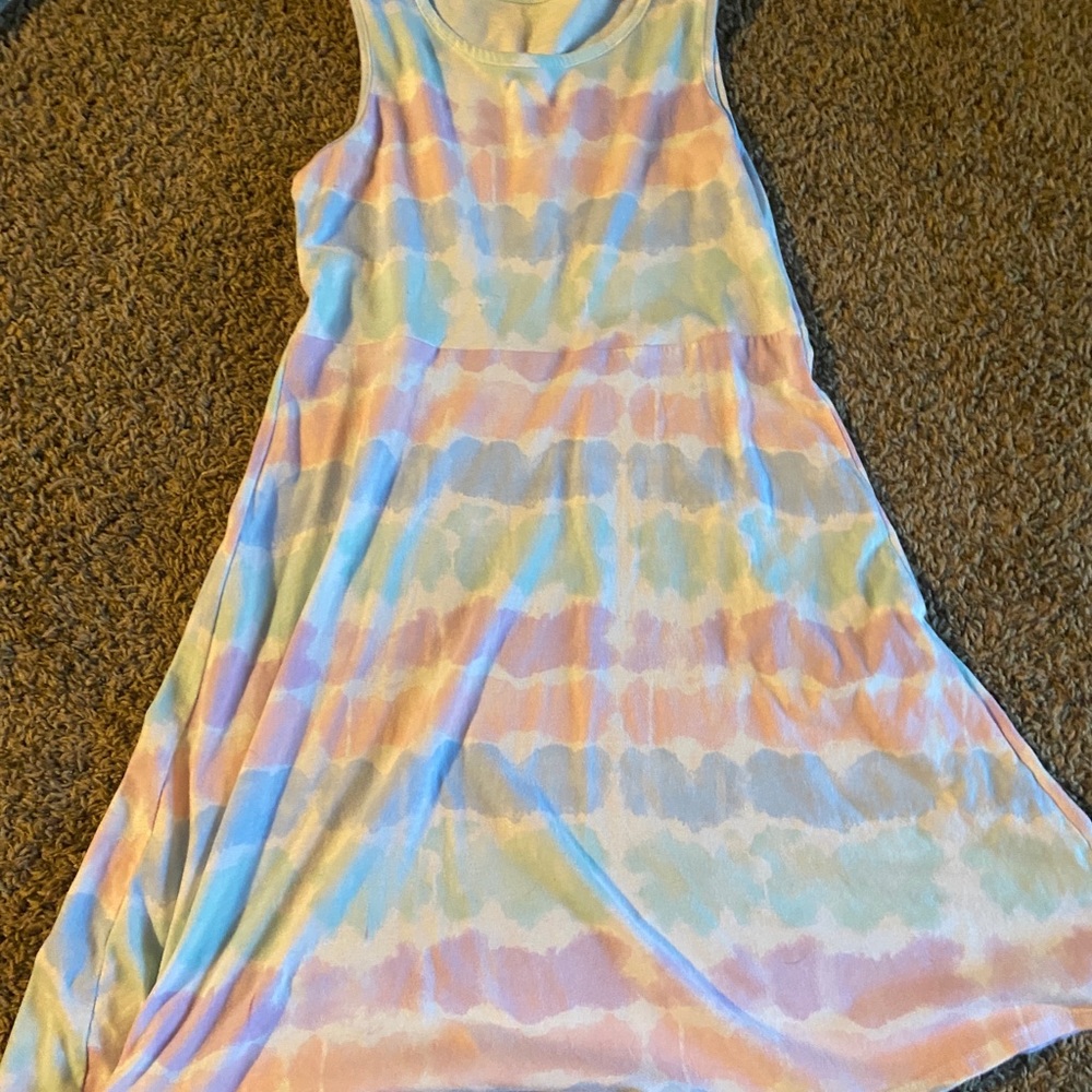 Sleeveless casual dress. Striped tie dye pattern.